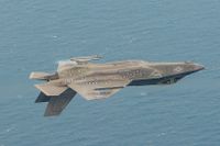 En F-35 pilot avfyrar en jaktrobot under en testflygning.