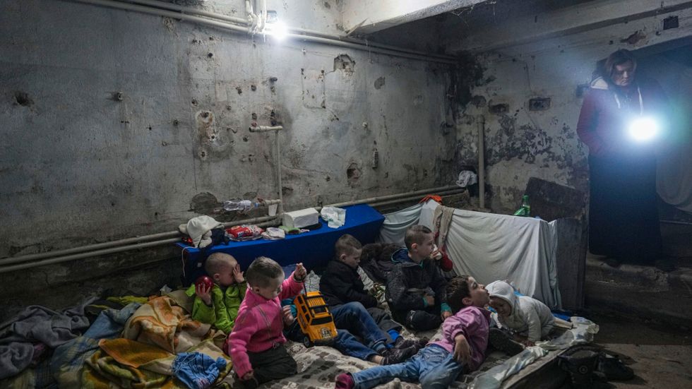 Barn i ett skyddsrum i Mariupol, Ukraina.