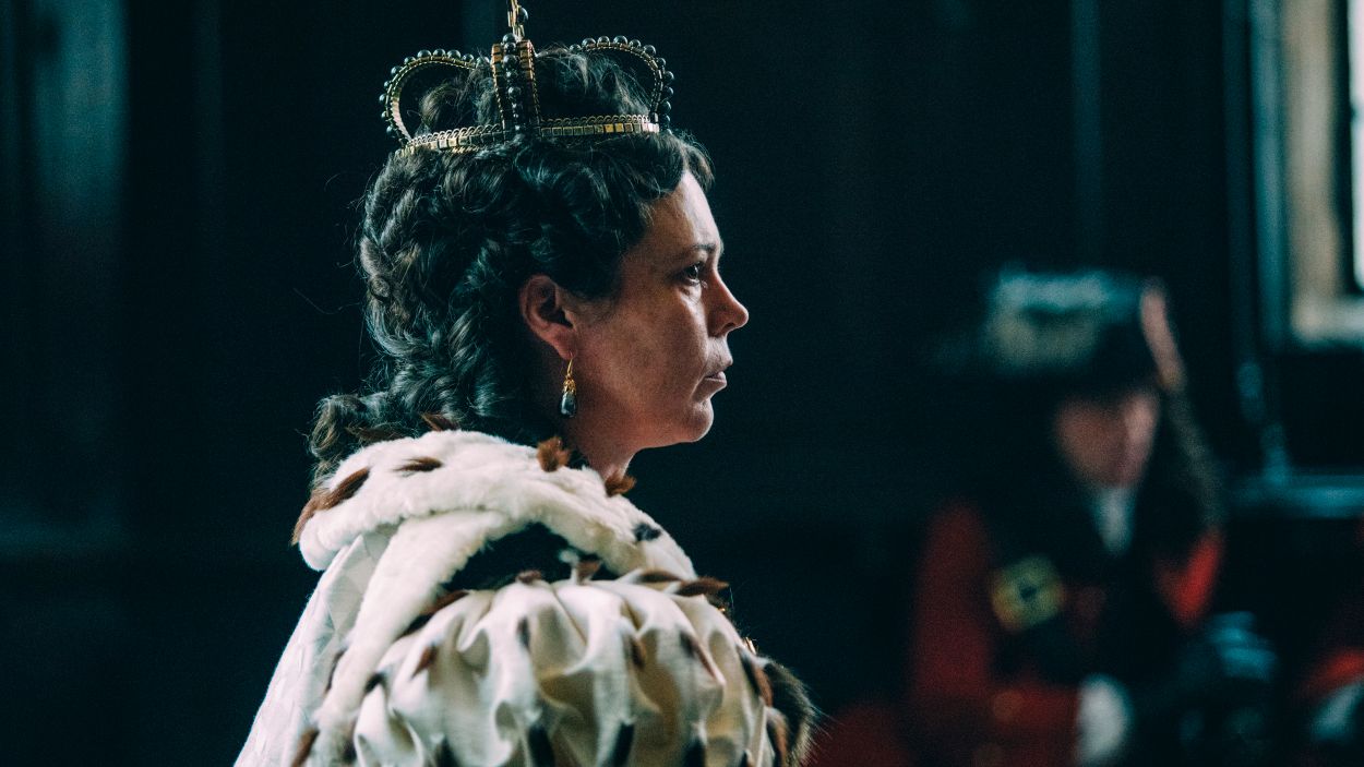 Olivia Colman som drottning Anna.