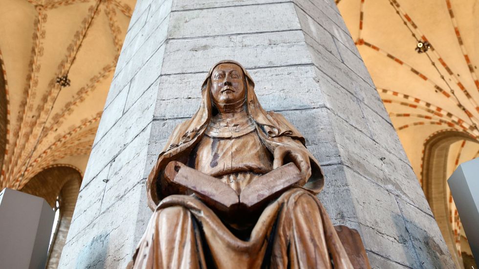 Att heliga Birgitta kunde läxa upp påven vittnar om kvinnors höga ställning under medeltiden. Träskulptur i Vadstena klosterkyrka. 