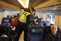 Polisen genomför kontroller vid Hyllie station, den första tågstationen på den svenska sidan efter Öresundsbron.