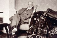 Sigmund Freud intill sin berömda divan cirka 1932.