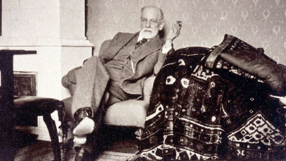 Sigmund Freud intill sin berömda divan cirka 1932.