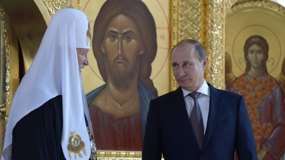 Vladimir Putin och Patriark Kirill i St. Prince Vladimir Cathedral 2015.