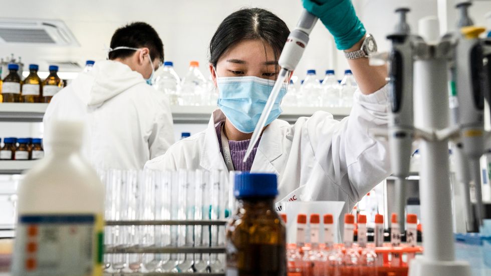 Sinovac är ett av företagen i Kina som framställer coronavaccin.