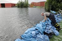 Stora delar av centrala Säter hotas av mängder vatten från sjön Ljustern.