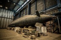 På Kockums varv i Karlskrona ligger utbåten Östergötland, en av den svenska marinens 60 meter långa ubåtar. Ubåten har tidigare byggts om och förlängts för att få plats med de extremt tystgående Stirlingmotorerna.