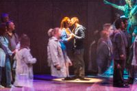 I ”Rhenguldet” på Göteborgsoperan representeras guldet, som glimrar och glittrar i strömmen, av ett kyssande par.