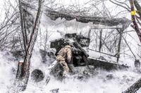 En haubits i ett batteri av artilleripjäser avfyras i regionen Charkiv i måndags. Vinterkrig ställer automatiskt större krav på soldater och utrustning.