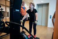 Kirsti Hannele Siedi, 69 år, styrketränar och peppas av Sandra Jacobsson.