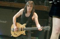 Det ryktas att gitarristen Malcolm Young, 61, blivit oförmögen att fortsätta spela. Här är han på scen i Globen, Stockholm, 2009.