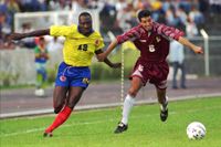 Freddy Rincón, till vänster, i en VM-kvalmatch borta mot Elvis Martinez Venezuela i december 1996. Arkivbild.