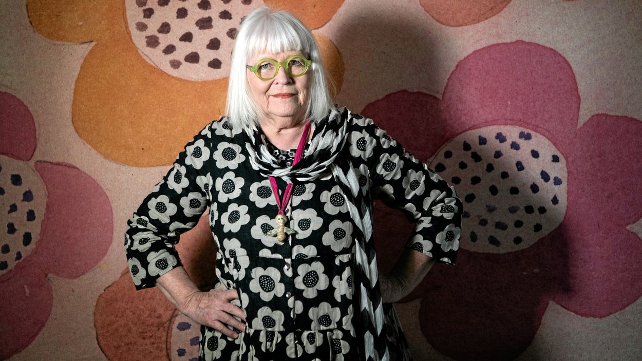 Nu är vi inne i en tid då den äldre kvinnan är okej, menar designern Gudrun Sjödén. 