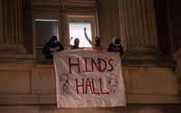 Uppretade studentaktivister på Columbia University har ockuperat den anrika byggnaden Hamilton Hall.