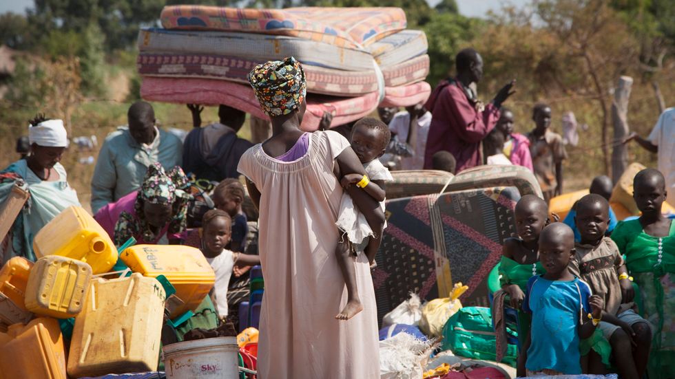 Många som flyr till Uganda från Sydsudan gör det med litet hopp om att återvända. De packar ned allt de kan bära. Arkivbild.