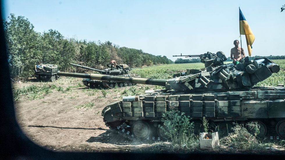 Ukrainska pansarfordon fotograferade i Donetskregionen i östra Ukraina 2014. Sedan det året, då Ryssland annekterade Krim, har ett lågintensivt krig pågått. 