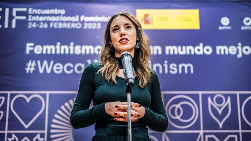 Spaniens jämställdhetsminister Irene Montero försvarar samtyckeslagen. Hon anklagar regeringskoalitionspartnern socialistpartiet för att svika sexualbrottsoffer. 