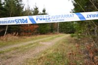  Polisens avspärrning på platsen där en 21-årig kvinna hittats död. Kvinnan som varit försvunnen i Vetlanda i drygt två veckor har hittats död i ett skogsområde öster om staden.