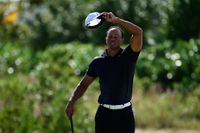 Amerikanen Tiger Woods är delad femma efter två speldagar av USA-tourtävlingen Hero World Challenge på Bahamas.