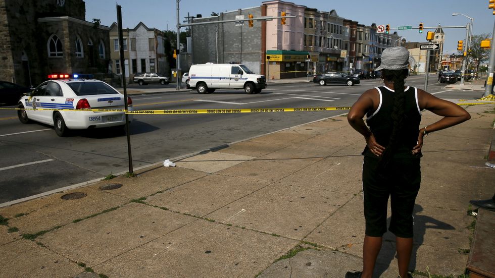 Polis har spärrat av efter en skottlossning i våldsdrabbade västra Baltimore, Maryland, i maj.