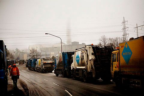 Renhållningsarbetarna i Stockholm inledde sin strejk på fredagen. Hela dagen stod sopbilarna uppställda vid Högdalens förbränningsanläggning.
