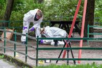 Polisens tekniker sökte efter spår på Hjulsta backar i nordvästra Stockholm efter att två män skjutits under förra sommaren. 