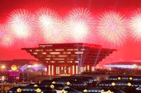 Fyrverkerier över Kinas paviljong när världsutställningen i Shanghai invigdes tidigare i år.