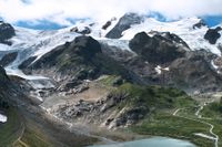 Smältande glaciär i Schweiz. Arkivbild.