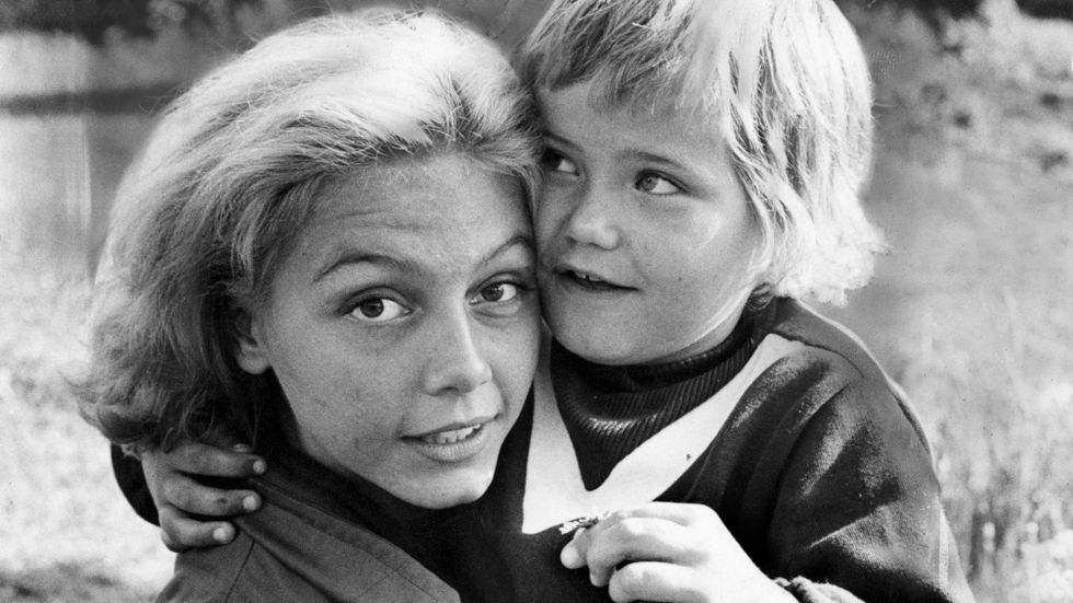 "Vi på Saltkråkan". Inspelningen på Norröra, Louise Edlind som "Malin" och Maria Johansson som "Tjorven", 1963. 