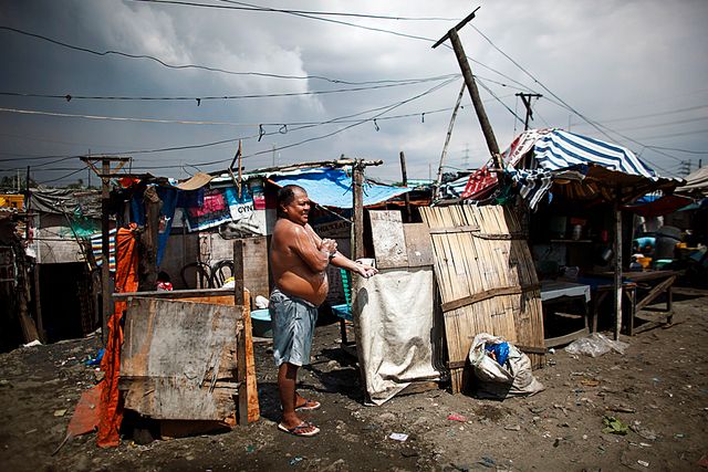 I Asien bor 60 procent av världens befolkning. Här finns också en av världens största städer Manila. En av utmaningarna är att motverka att slumområden som det här under en bro växer fram.