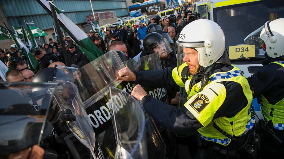 Nordiska motståndsrörelsen (NMR) konfronteras av kravallpoliser under demonstrationen i Göteborg 2017.