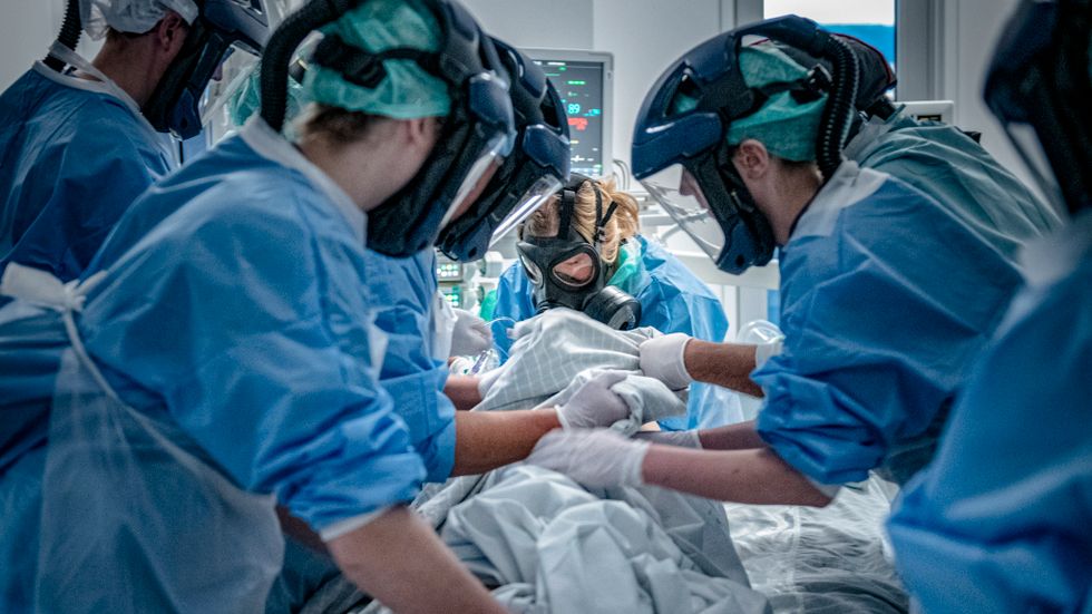 Behandling av covidpatient på Södertälje sjukhus, april 2020.