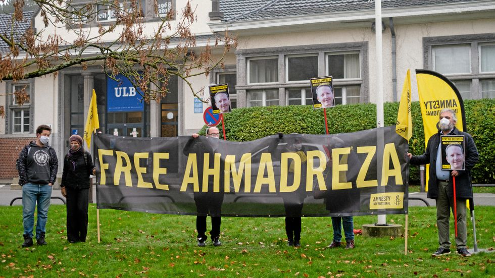Demonstranter kräver frihet för Ahmadreza Djalali utanför iranska ambassaden i Bryssel.