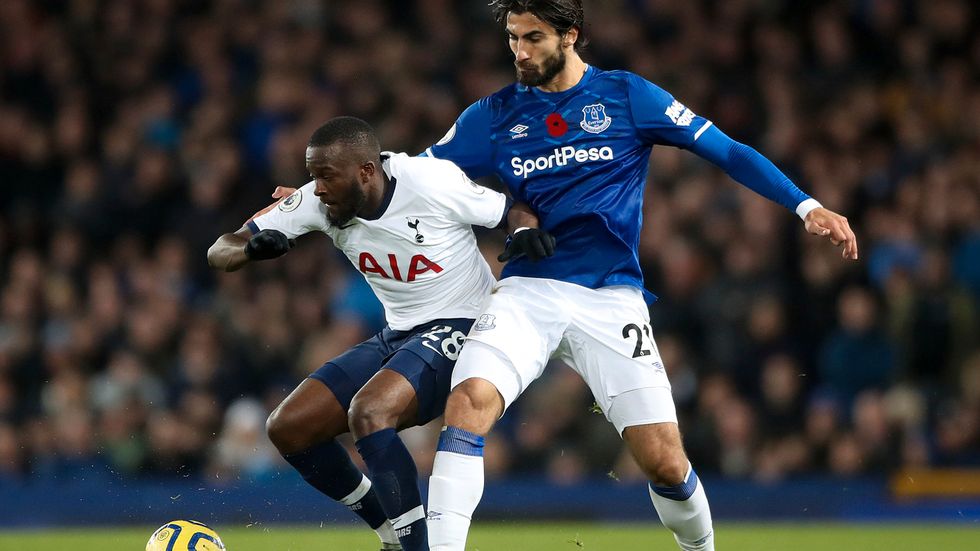 André Gomes fick bäras ut på bår efter en allvarlig fotskada i mötet mellan Everton och Tottenham.