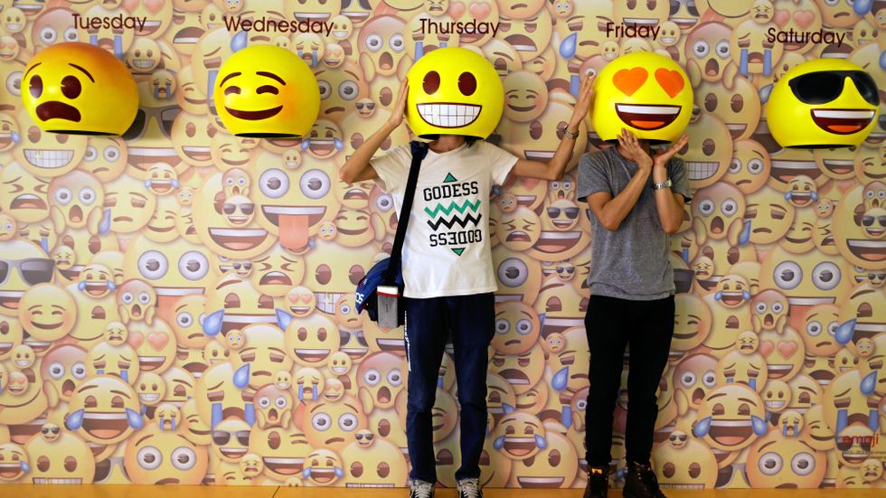 Emojier ger en bra bild av personligheten, tyckte deltagare i en studie om nätdejting. Bilden är från en galleria i Guangzhou i Kina där emojier på väggen ger fototillfällen.