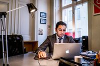 Amir Sajadi, en ung entreprenör som investerar i och hjälper unga att starta företag.