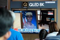 En bild av den amerikanska soldaten Travis King visas under en nyhetssändning på en tv-skärm i järnvägsstationen i Seoul i Sydkorea. Arkivbild.