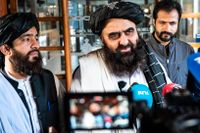 Talibanernas utrikesminister Amir Khan Muttaqi talar med pressen efter måndagens möte utanför Oslo.