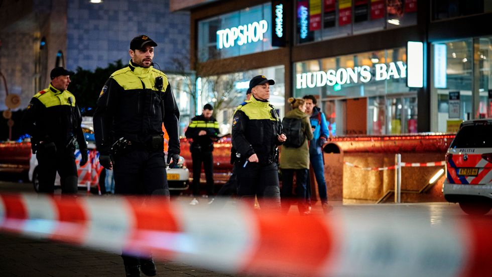 Flera personer har knivskurits i centrala Haag.