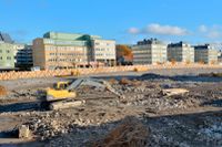 Den gamla fotbollsstadion Råsunda revs till förmån för nya bostäder men nu har Peab stoppat hälften av de planerade lägenheterna.