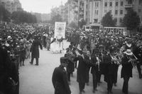 Demonstrationståg för kvinnlig rösträtt på Linnégatan i Göteborg, 1919.