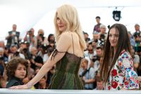 Nicole Kidman tar gärna risker i sin karriär. Det har resulterat i ett toppår för henne i Cannes. Här tillsammans med sina unga motspelare Sunny Suljic och Raffey Cassidy från "The killing of a sacred deer".