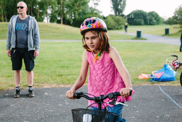 "Cykla är bra, för jag tycker om att vara ute", säger Ruvejda, 9 år.