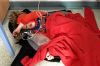 Bilden av fyraåringen som ligger på en jacka på golvet sprids snabbt på sociala medier under helgen.