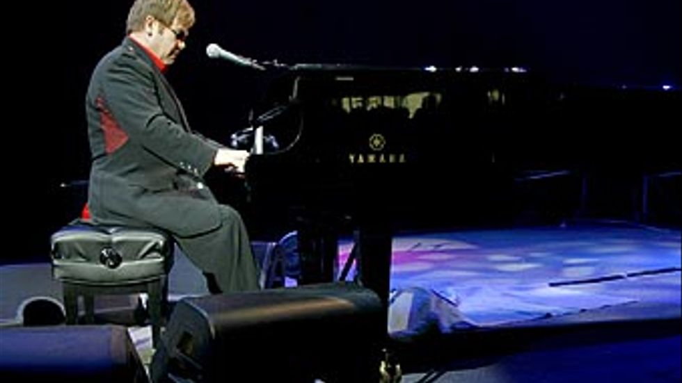 Yamaha-flygel som Elton John  spelar på låter emellanåt som  ett billigt elpiano. Med jämna mellanrum fylls Eltons tonkaskader dessutom ut av syntstråkar. Det hela är mycket märkligt, anser SvD:s recensent.