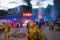 Räddningspersonal på plats efter raketattacken mot Kiev under torsdagen. 