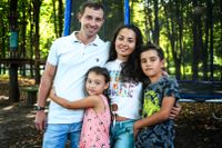 Volodymyr Zhdanov och hans familj i en park i Kiev. De bodde fram till nyligen i staden Cherson.