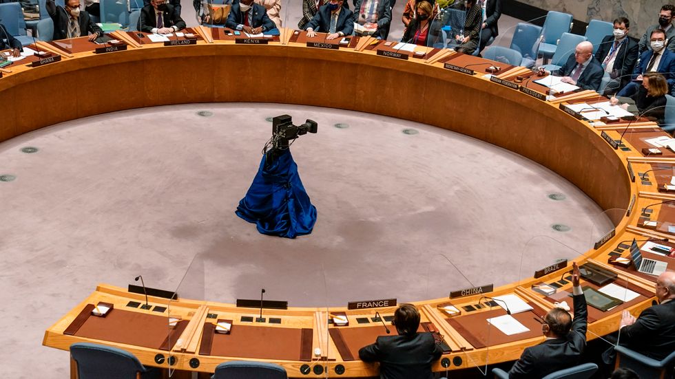 Kina, Indien och Förenade Arabemiraten avstod från att rösta om resolutionen i FN:s säkerhetsråd.