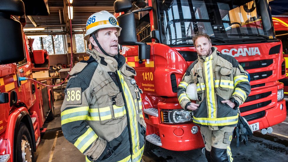 Mikael Svanberg, avdelningsordförande för Brandmännens Riksförbund och Tomas Belander vid Kista brandstation tycker inte att statistiken som säger att hot och våld mot räddningstjänsten minskar ger en helt sann bild.