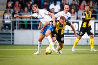 Hammarbys Muamer Tankovic faller i straffområdet i kamp om bollen med IFK Norrköpings Lars Krogh Gerson.